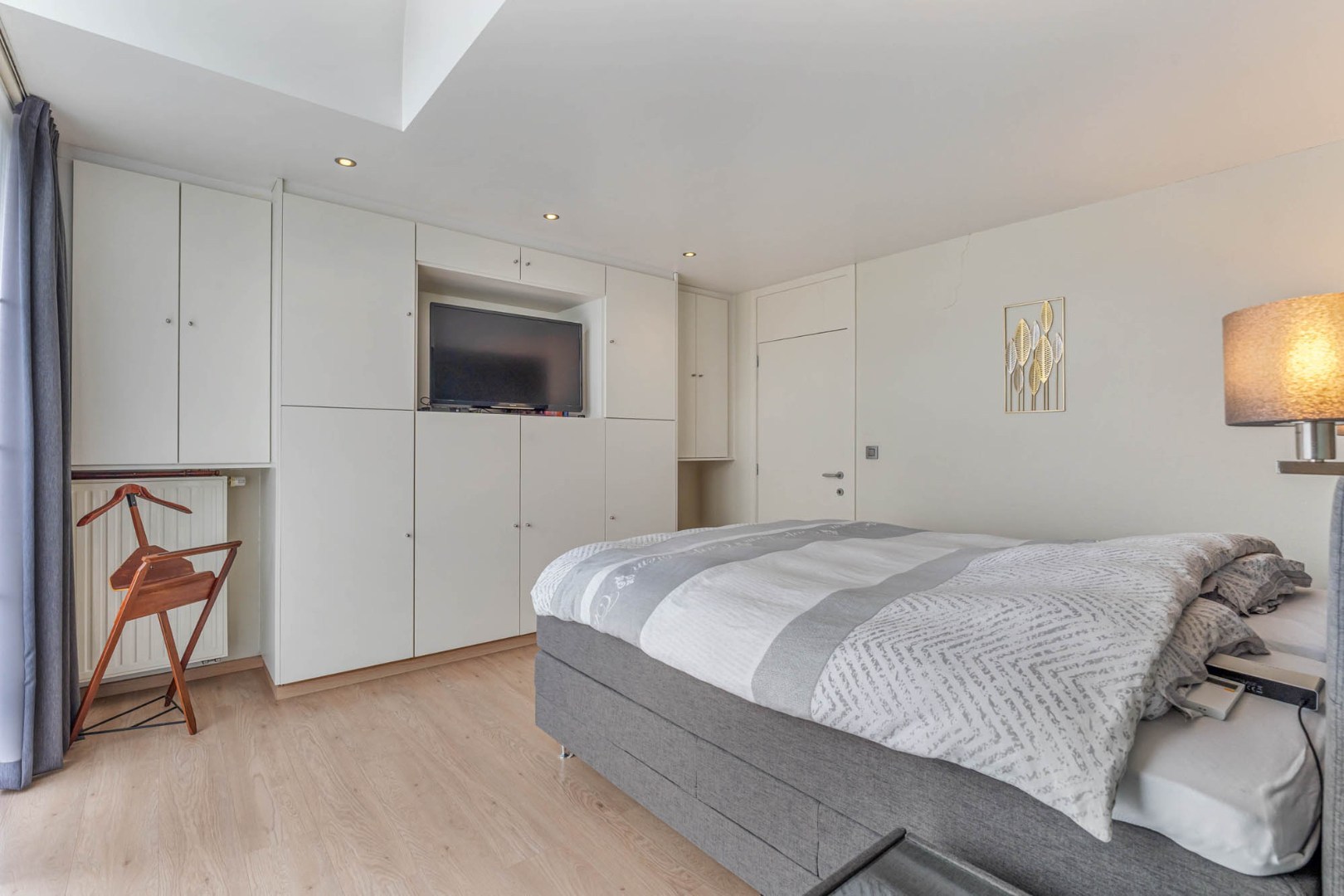 Ouderlijke slaapkamer met inbouwkasten