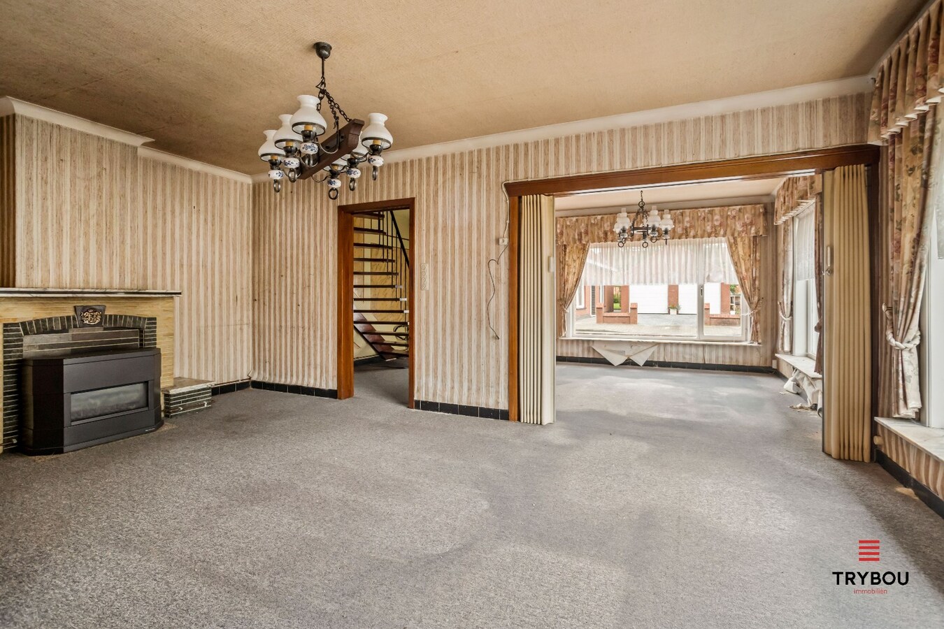 Centraal gelegen, halfopen woning met kleine loods en garage. 