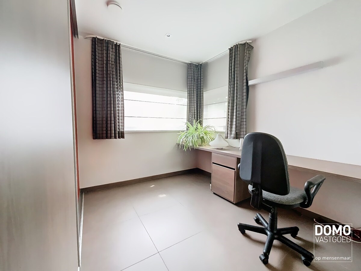 MODERNE OPEN BEBOUWING MET TUIN, INPANDIGE GARAGE EN 2 SLAAPKAMERS TE STOKROOIE 