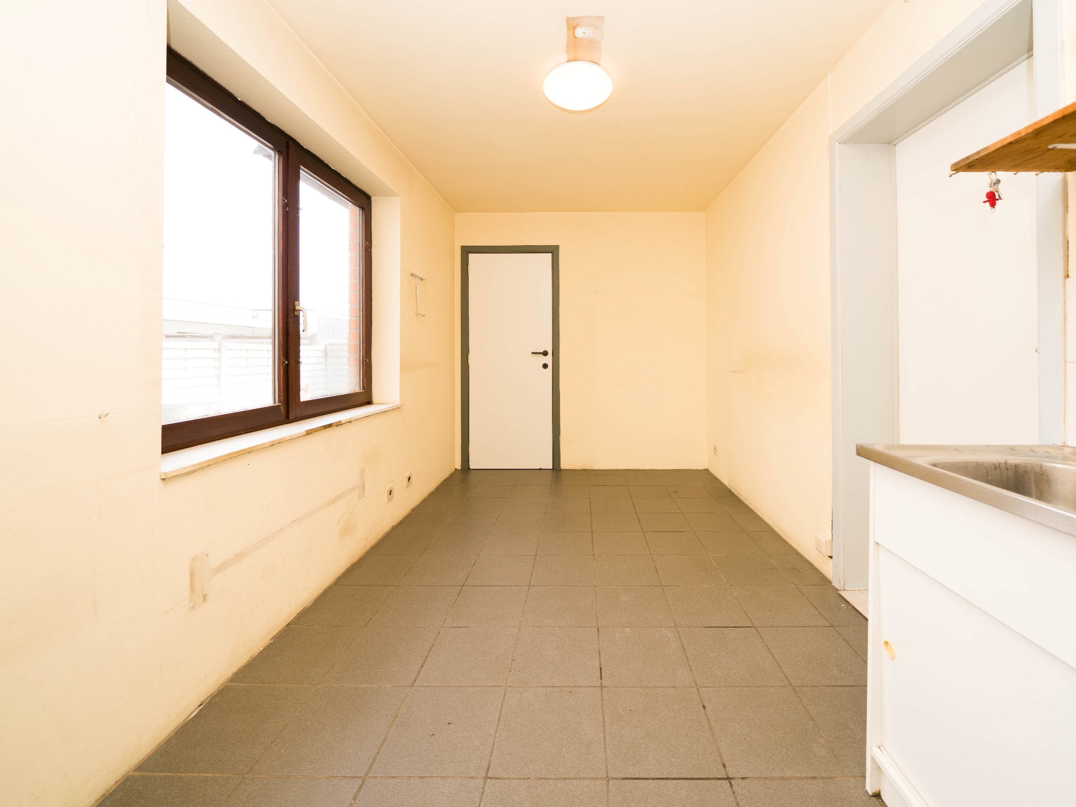 Winkel/kantoorruimte (65m²) op een gunstige ligging 