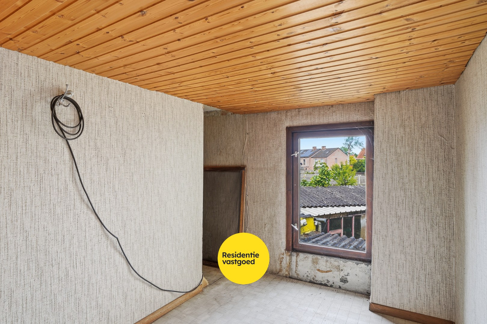 Te renoveren halfopen woning met tuin en oprit/garage 