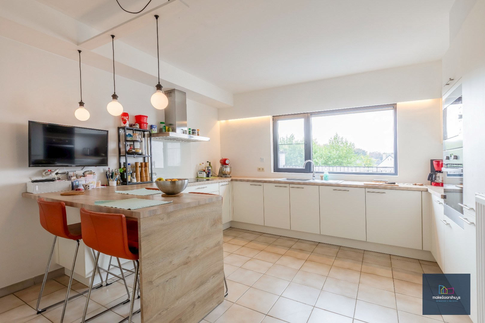 Heel ruime instapklare woning in rij  met zonneterras en 2 staanplaatsen 