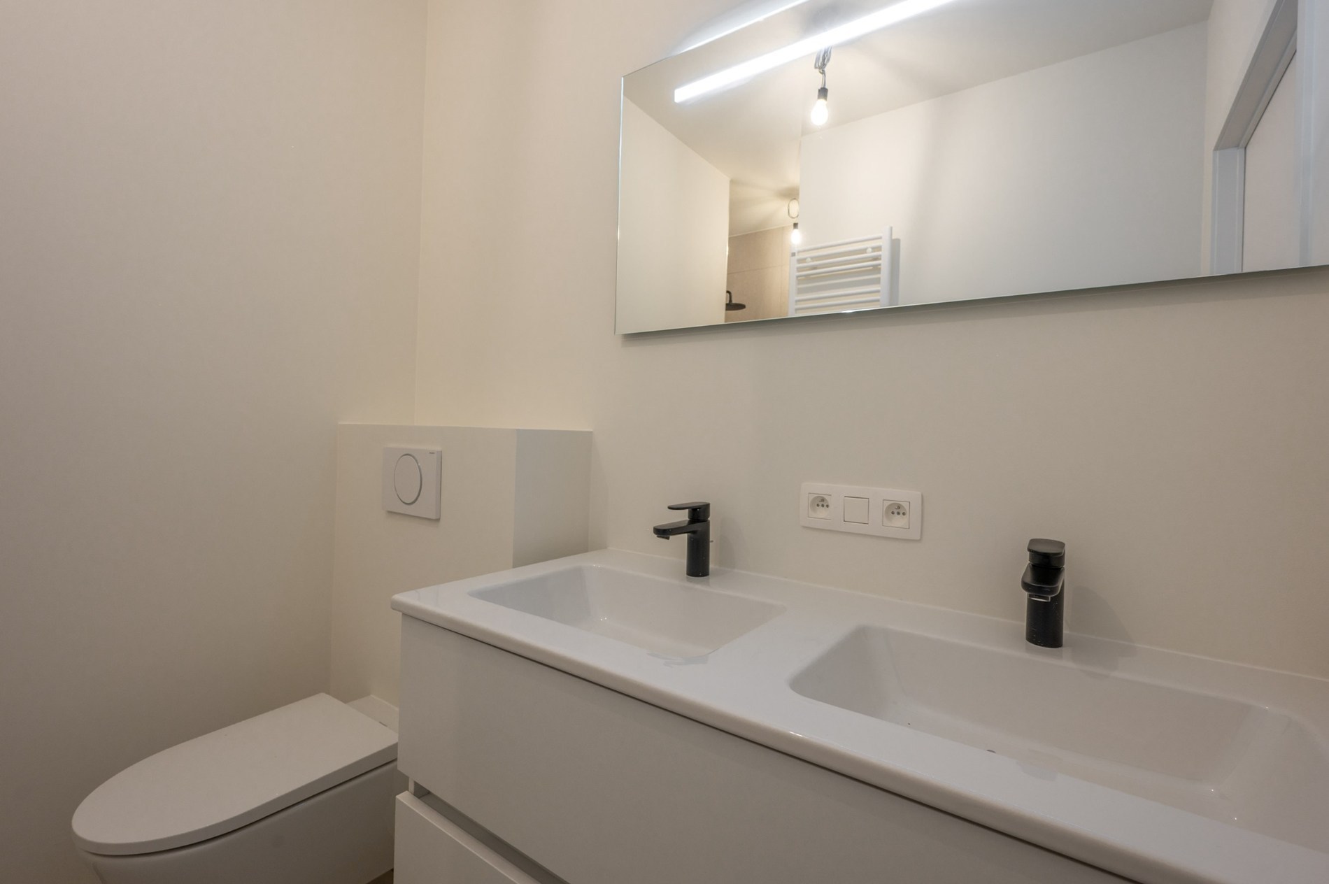 Centraal gelegen 3-kamer appartement te Res. Hoost op wandelafstand van de Zeedijk van Heist. 