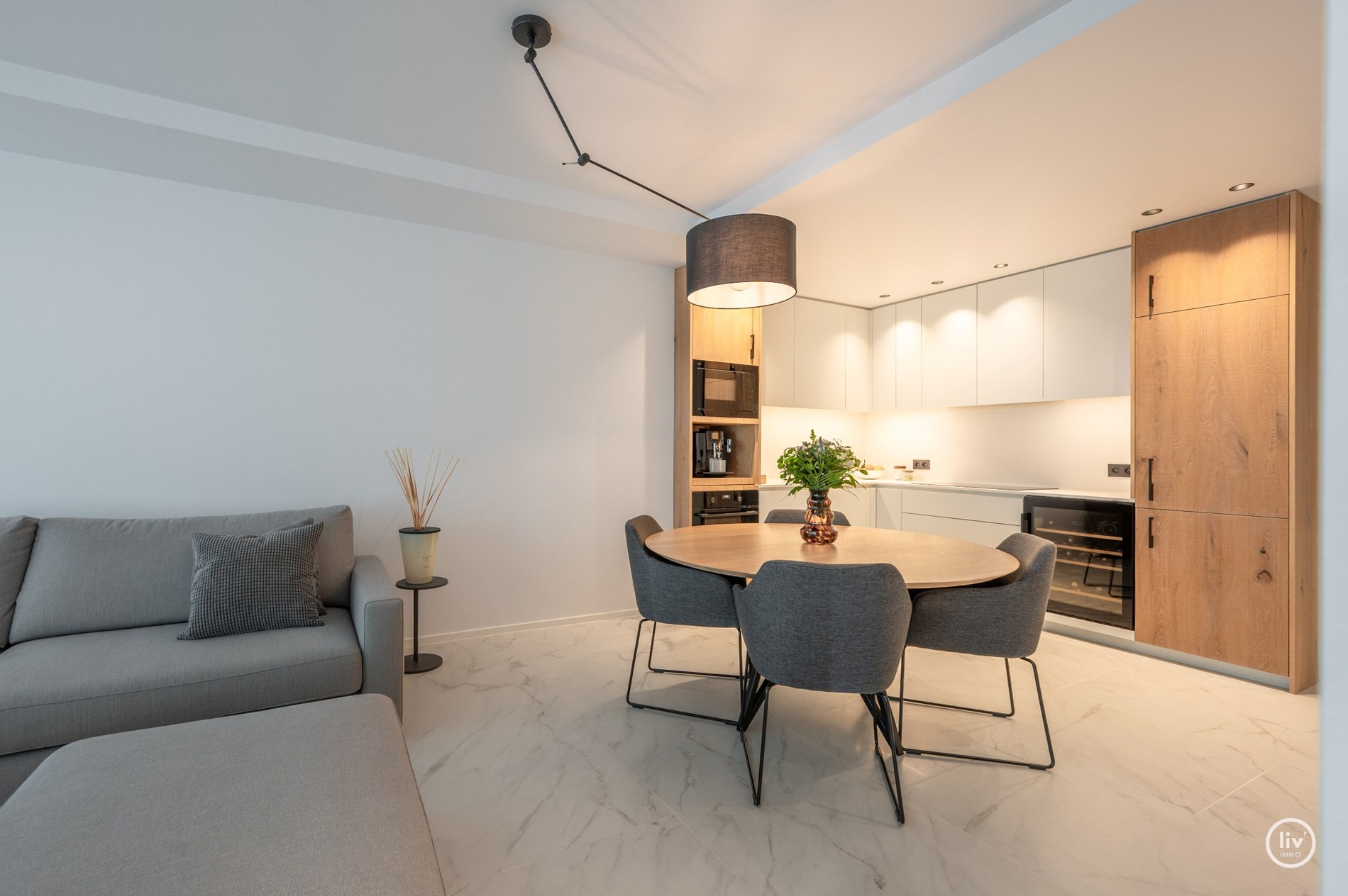 Prachtig gerenoveerd appartement met mooi zonneterras gelegen op de Kustlaan te Knokke. 