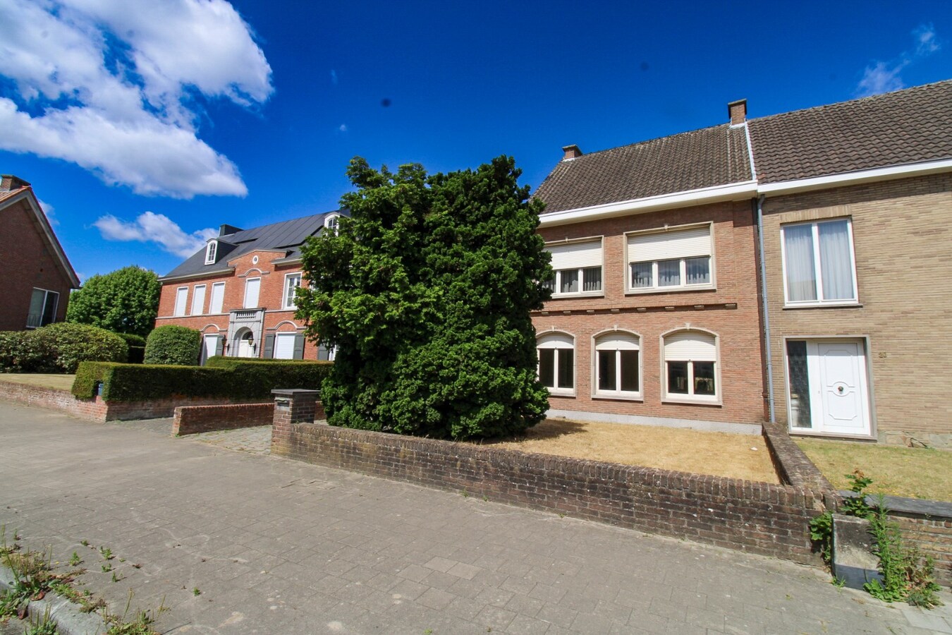 Charmante en ruime halfopen bebouwing met 5 slaapkamers, garage, tuin én topligging in hartje Sint-Niklaas te koop! 