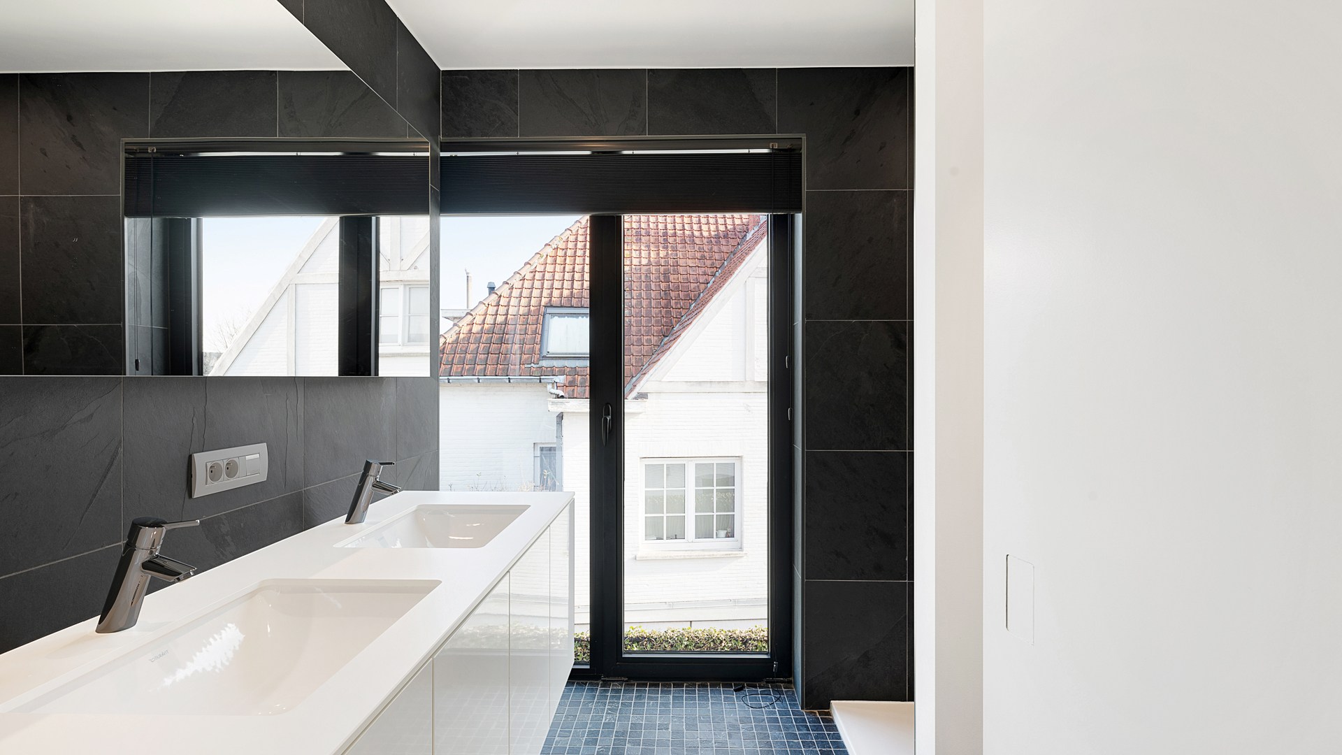 Centraal gelegen 3-gevelwoning in hedendaagse stijl – Bouwjaar 2014 