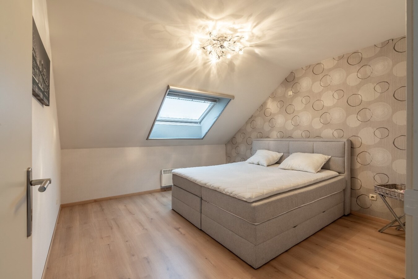 Ruim duplex appartement met 2 slaapkamers en garage. 