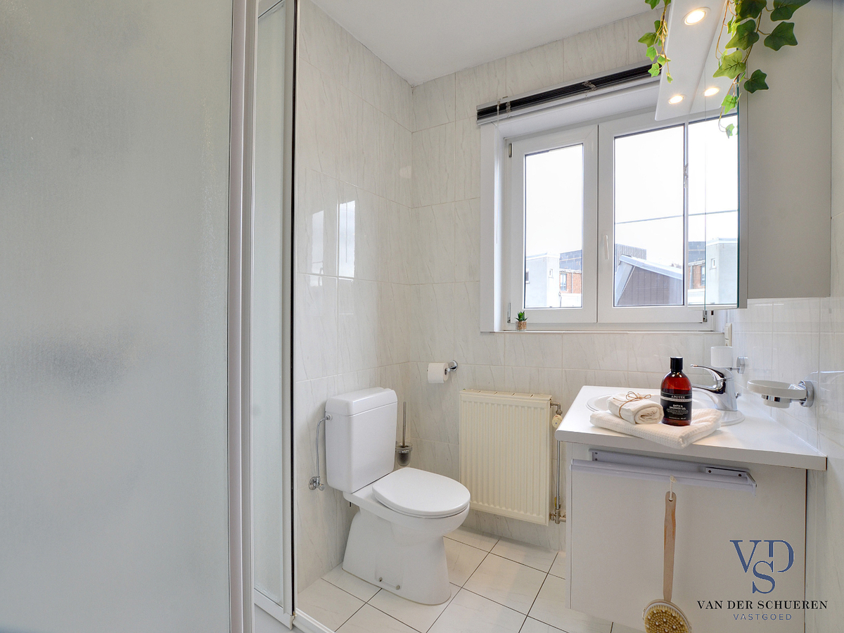 Ruime, degelijke bel-étage nabij Sint-Pieters-station. TOPPER !! 