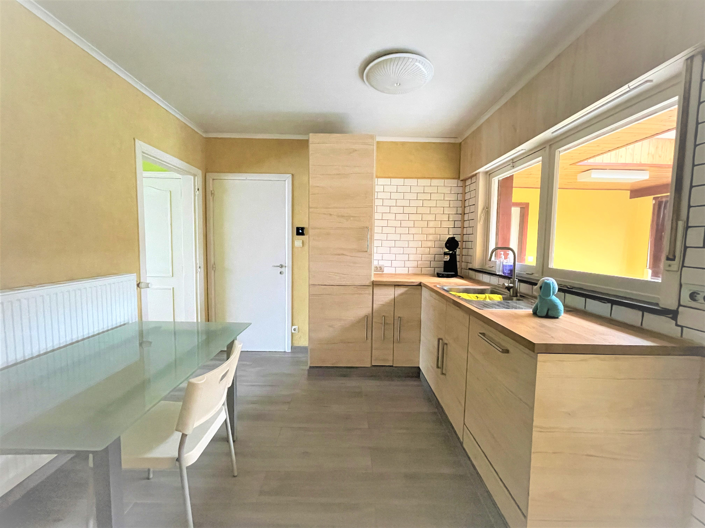 Statige halfopen woning met 3 slaapkamers en garage 