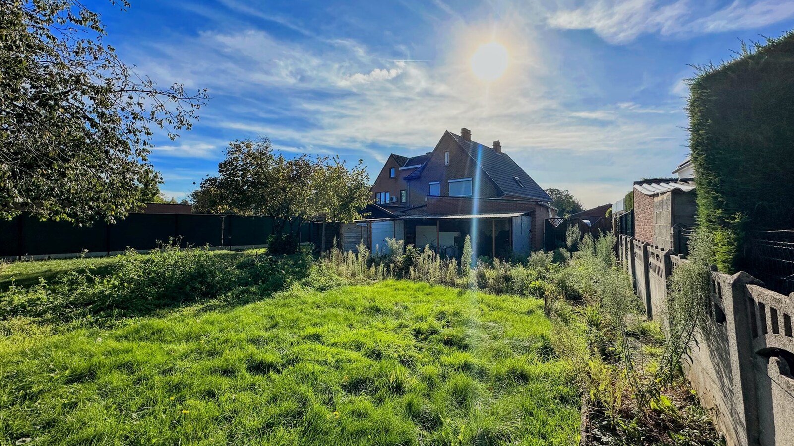 Te renoveren gezinswoning op royaal perceel van 1441 m² in rustige woonwijk 