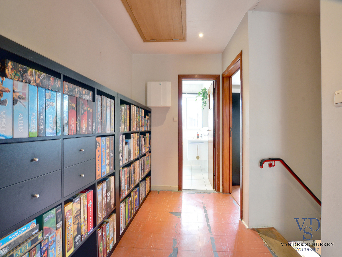 Ruime, degelijke bel-étage nabij Sint-Pieters-station. TOPPER !! 