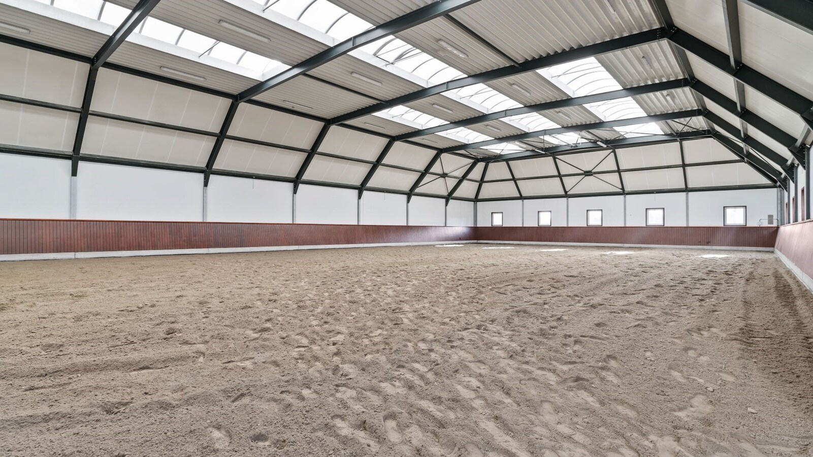 Luxueus landhuis met binnen- en buitenpiste en paardenstallen op een domein van ca. 3 ha te As 