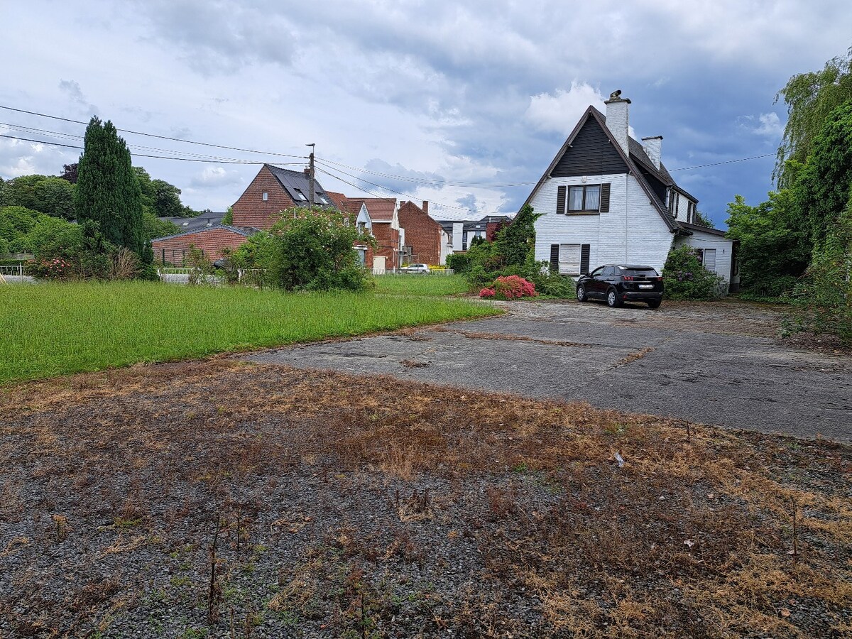 Sur 3200 m² en zone d'habitat vaste ensemble immobilier comprenant une villa de 240m² et 600m² d'entrepôt. 