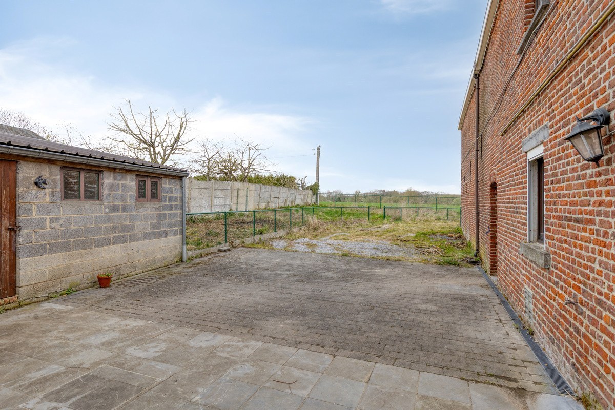 Mogelijkheid om te splitsen in 2 woningen - Half open bebouwing (hoeve) met 5 slaapkamers, tuin, terras en zeer ruime garage in Oorbeek (Tienen)! – EPC 730 kWh/m² - bewoonbare opp. 195 m² 