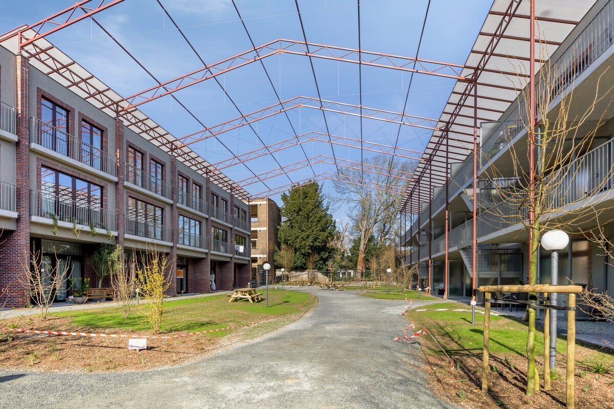 Instapklare woning met zeer goede afwerking, 3 slaapkamers, 3 badkamers, tuin, terras en autostaanplaats in het centrum van Tienen – EPC 27 kWh/m² - bewoonbare opp. 172 m² 