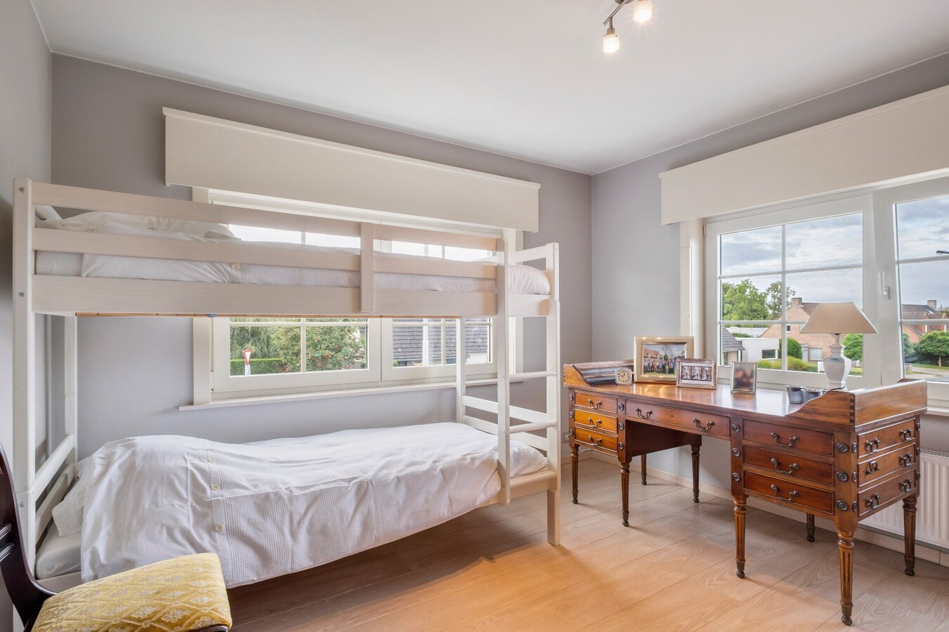 Stijlvolle villa met zwembad op rustige locatie te Bissegem/Heule te koop ! 