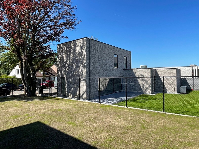 Nieuwbouwwoning met 3 slaapkamers inpandige garage , terras en tuin 