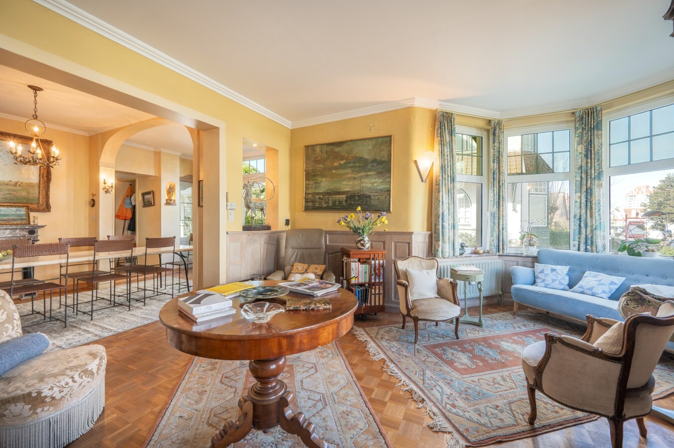 Villa in eclectische stijl met garage en staanplaatsen in het hart van Duinbergen 