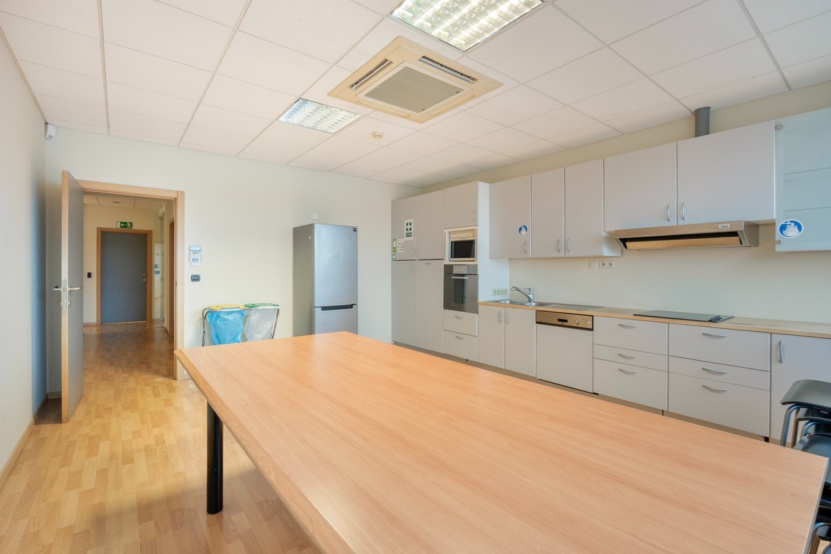 Kantoor te koop in het industriepark te Haasrode/Heverlee met 14 parkings - opp. 626 m² - verkoop van aandelen 