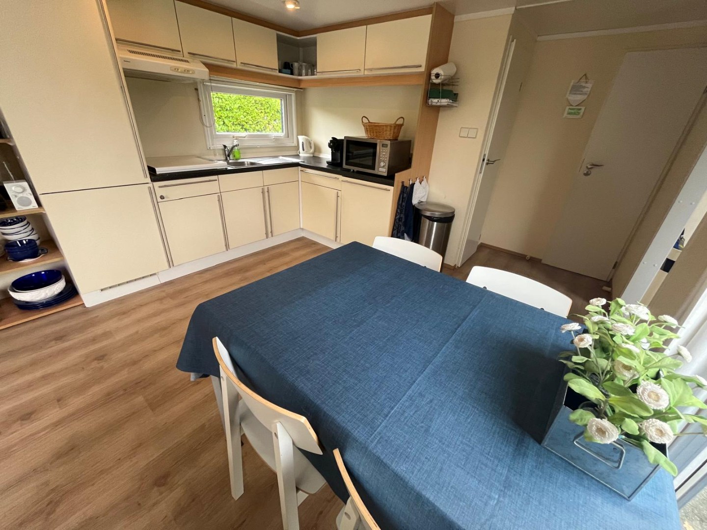 Leuke chalet (1999) met apart gastenverblijf, berging en royale tuin, op loopafstand van het Veerse Meer te koop! 