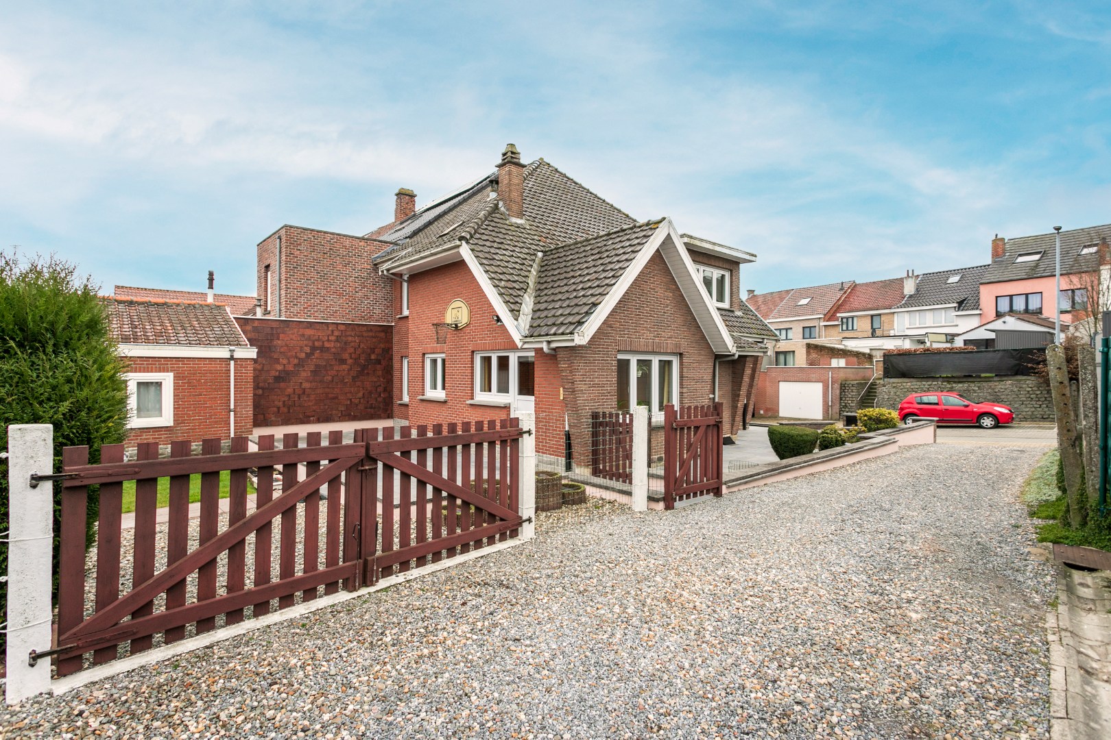 Woning  op 7a80, met 4 slpks, garage en ruime tuin 