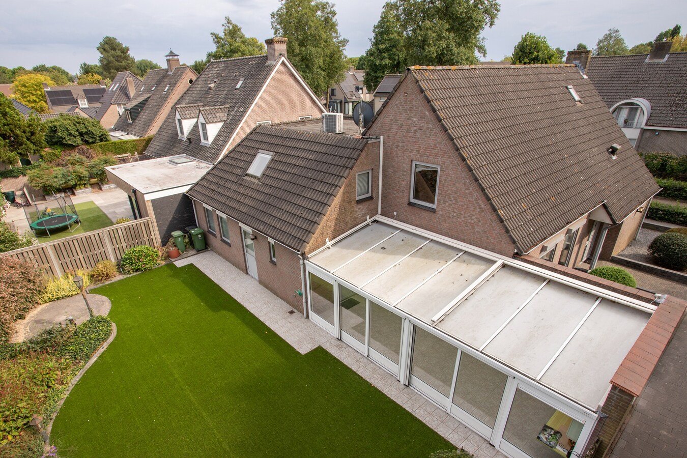 Vrijstaande degelijk gebouwde woning met inpandige dubbele garage. 
