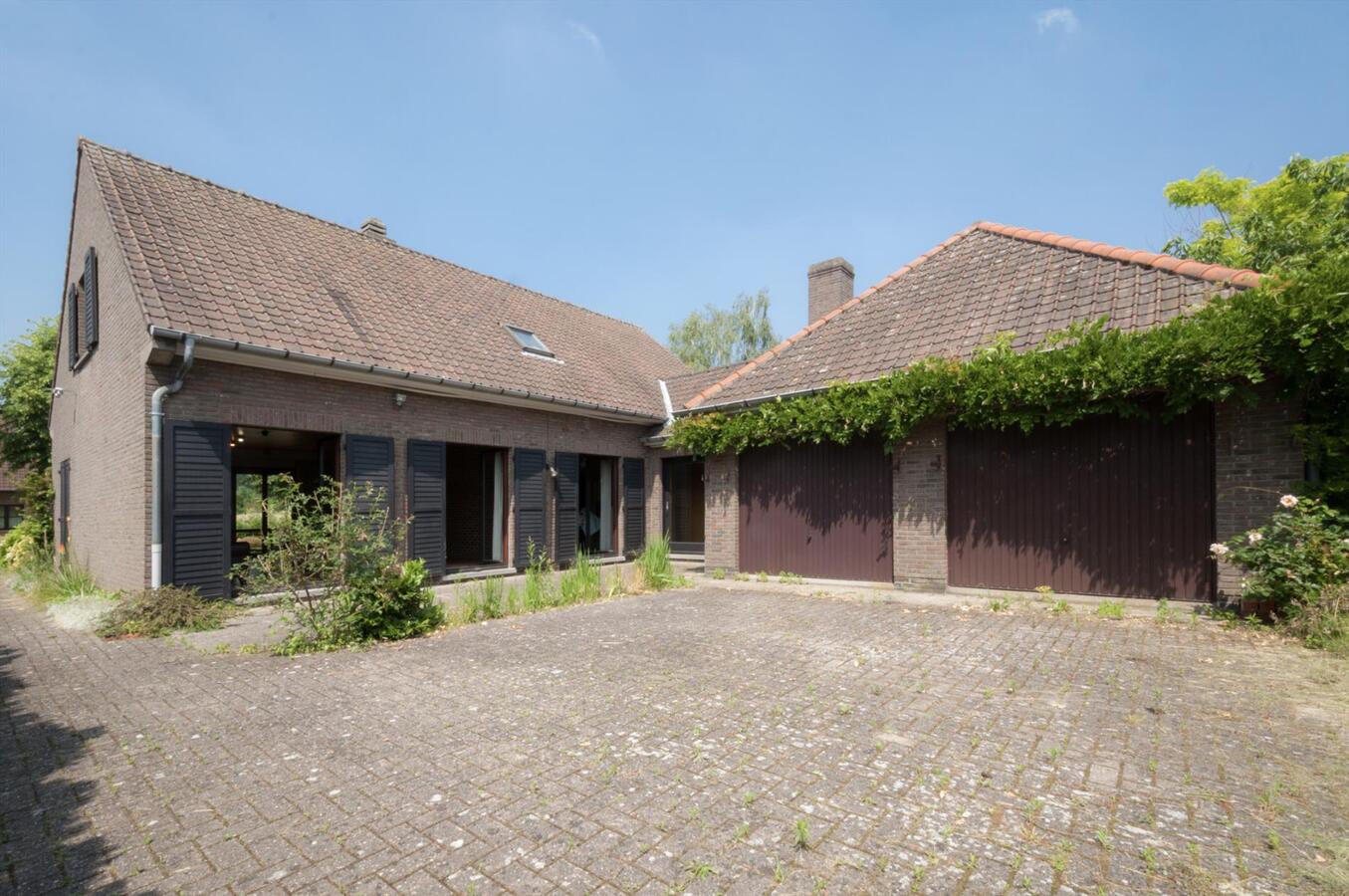 Ruime woning met prachtige tuin en open zicht 