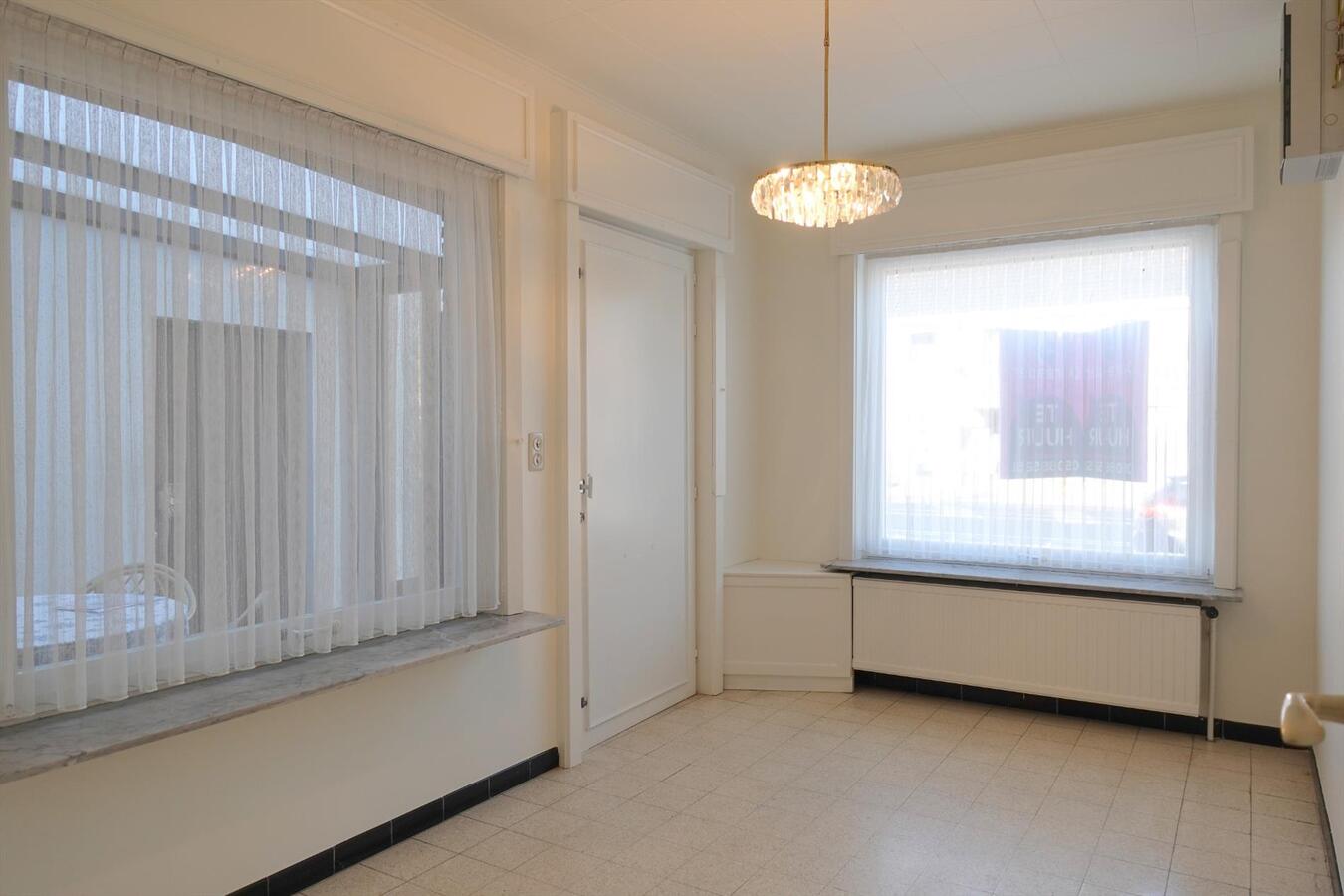 Ruime halfopen bungalow met zongerichte tuin 