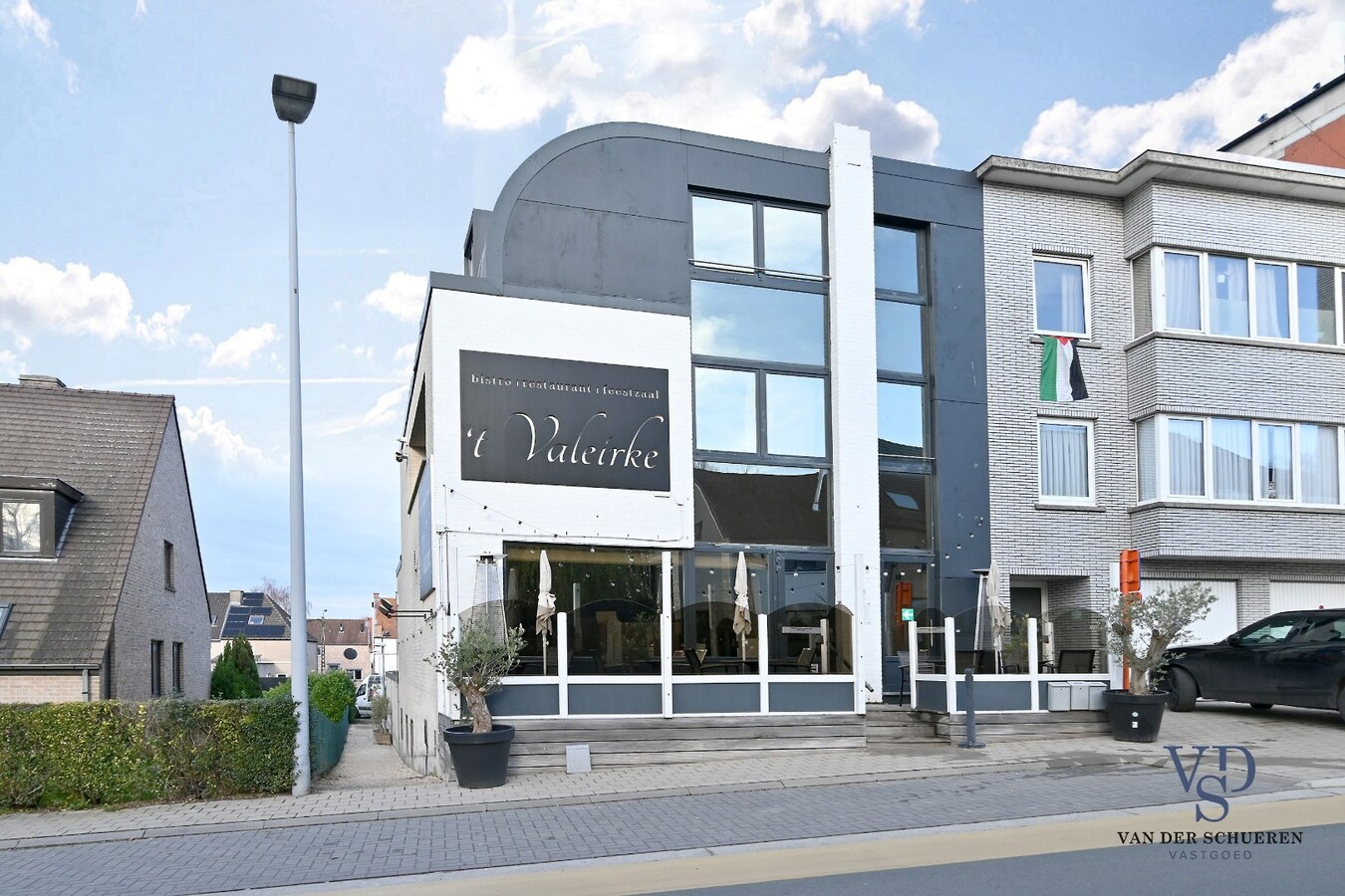 Handelspand (>300 m²) en 2 appartementen. 