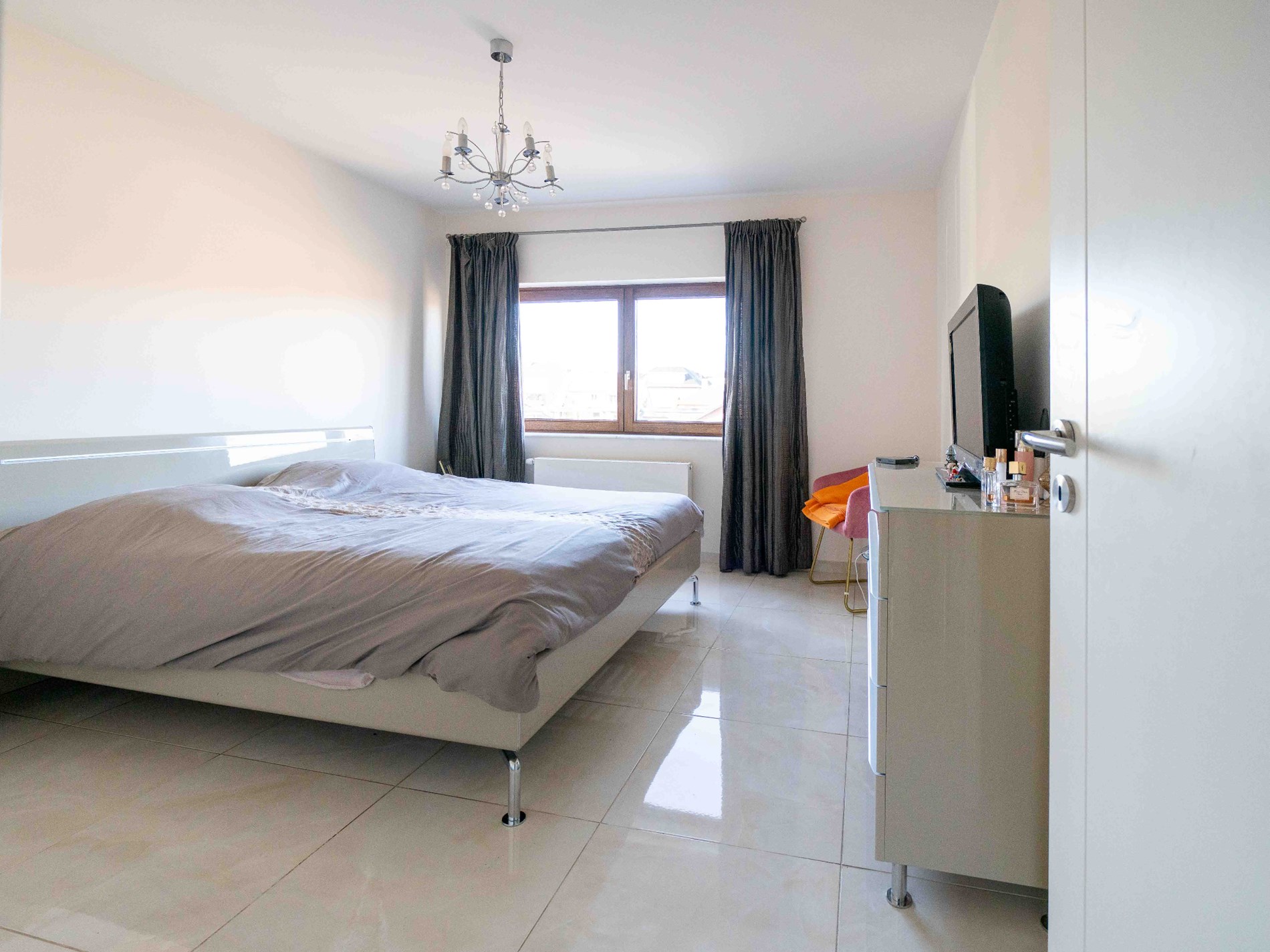 Zéér ruime energiezuinige woning met 4 kamers en bureau 