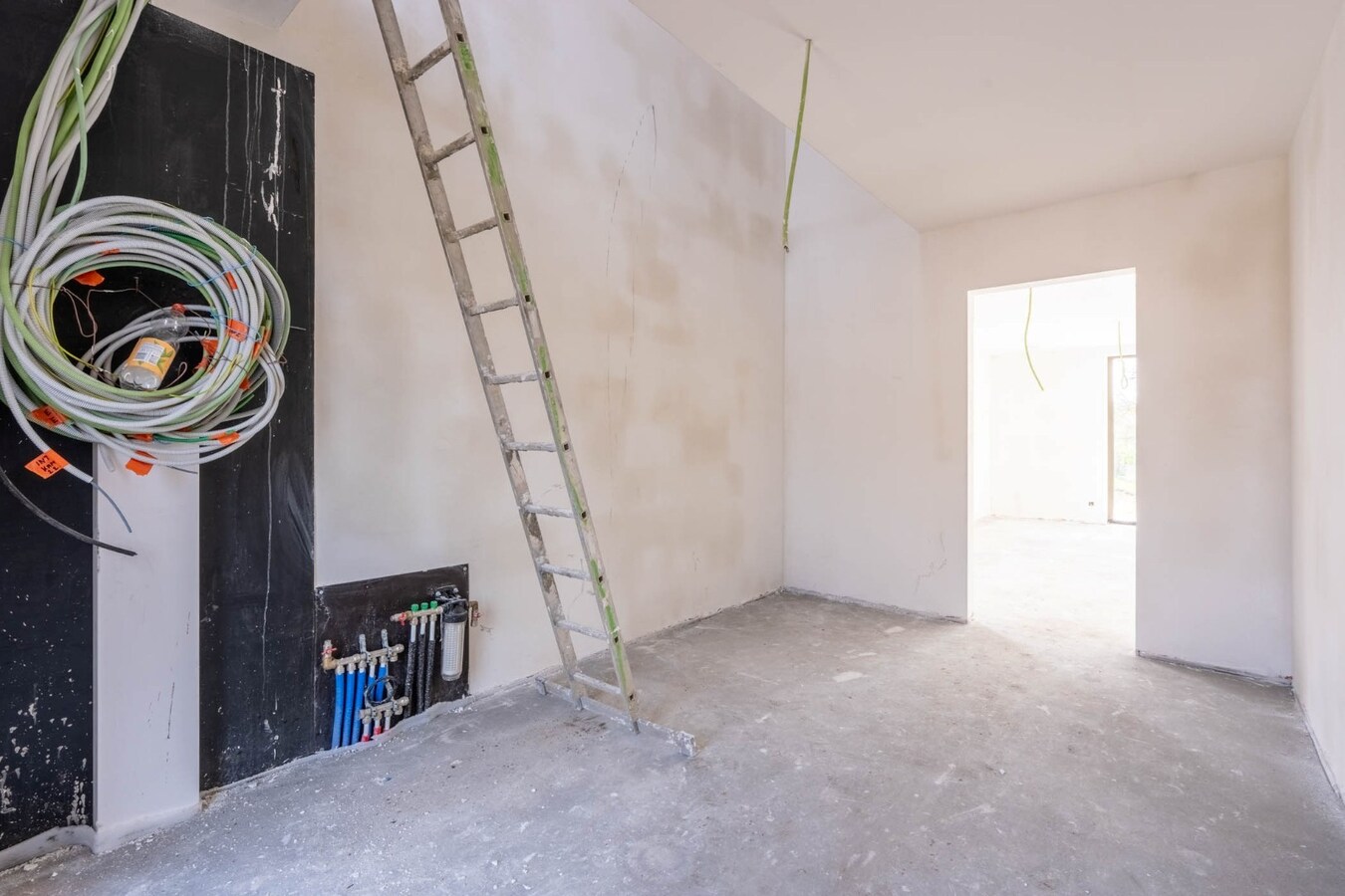 Vrijstaande, rustig gelegen CASCO + afgewerkte woning in een moderne bouwstijl op een fraai perceel op een rustige locatie! 