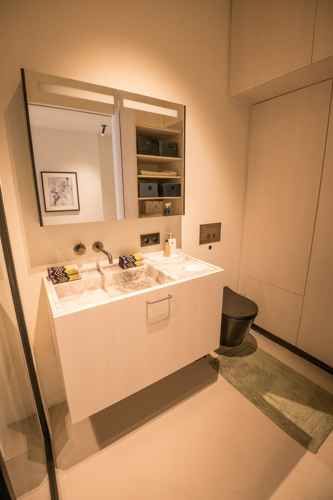 Dans un emplacement de choix, à quelques pas de la mer, se trouve cet appartement exclusif de plain-pied avec un jardin exceptionnellement spacieux et ensoleillé. Une combinaison rare de vie privée, d 