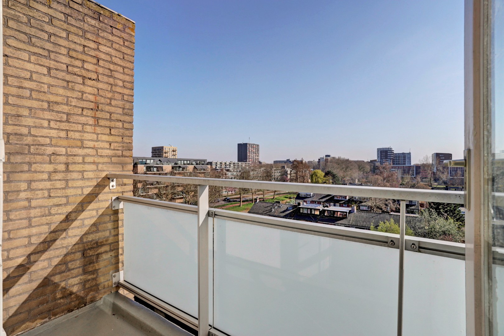 Dit 3 (voorheen 4) kamer appartement is helemaal naar eigen smaak te realiseren met 2 slaapkamers (3e slaapkamer is gemakkelijk te realiseren), 3 balkons, berging in de onderbouw en gelegen op eigen g 