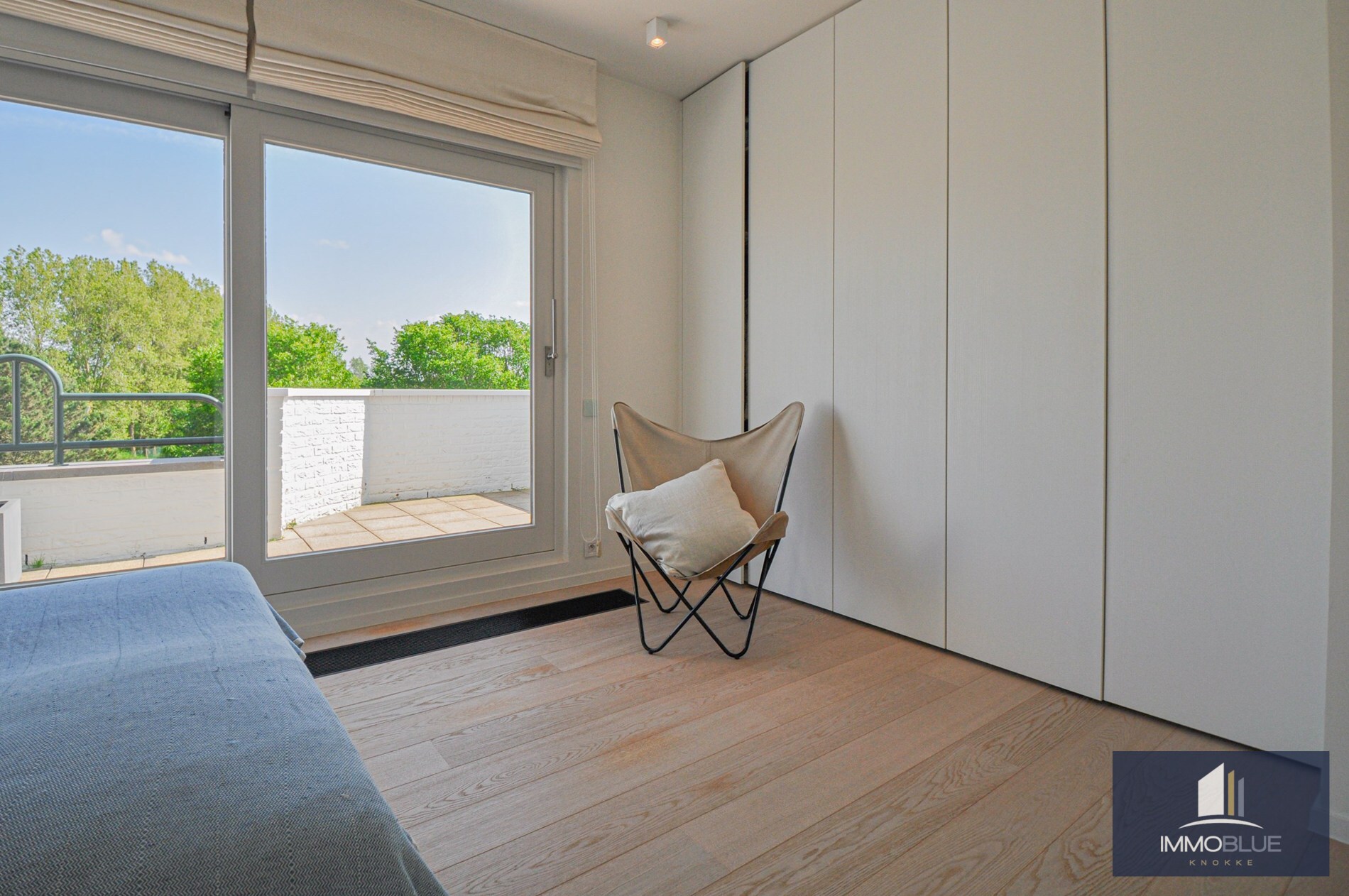 "Sublime appartement d'angle avec de spacieuses terrasses situé dans le prestigieux domaine Tennis Garden." 