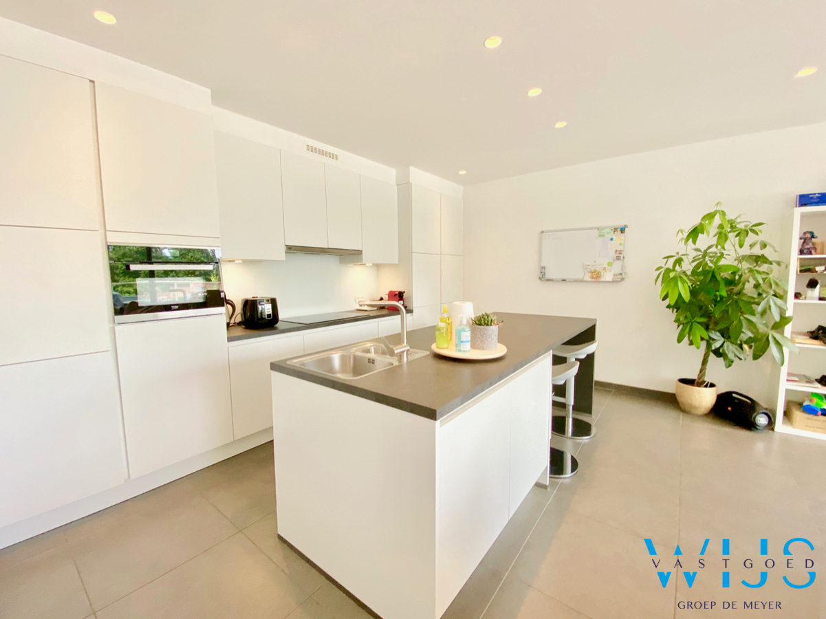 Instapklaar 2 slaapkamerappartement in hartje Wippelgem EVERGEM ! 