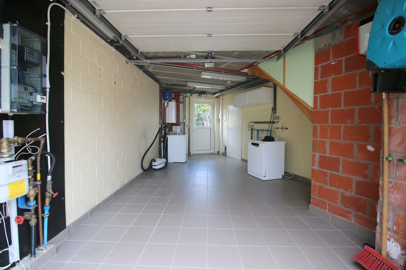 Instapklare woning (2004) met zonnepanelen en idyllische tuin 