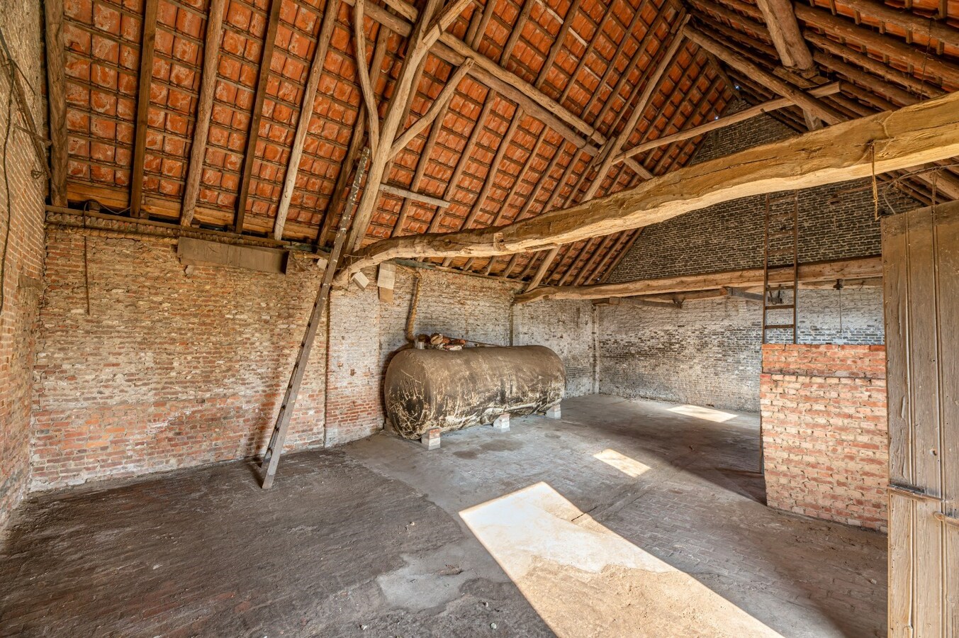 Authentieke hoeve met bijgebouw op 52 a 84 ca 