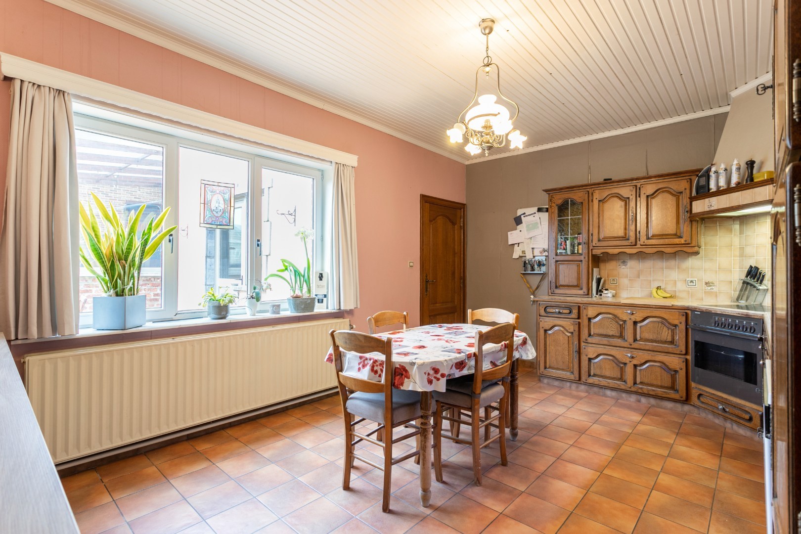 Ruime woning met naastgelegen bouwgrond en loods 
