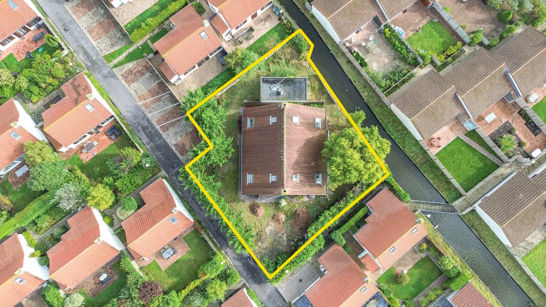 Niet-bezette winkelruimte op recreatiegrond in vakantiepark, De Haan.