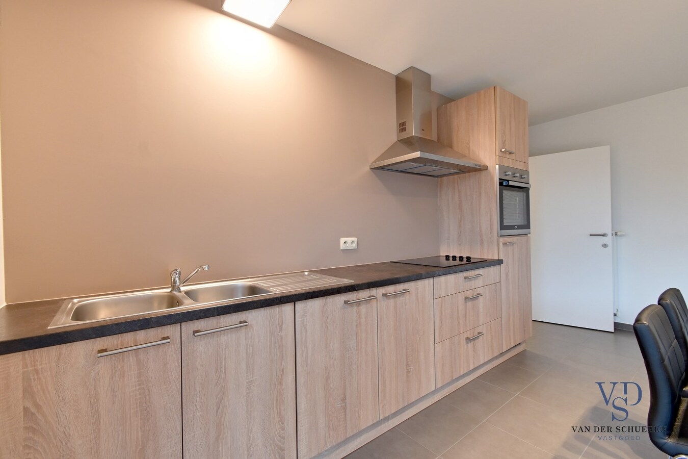 Ruime (!!) en recente assistentie-flat incl. overdekte staanplaats. 