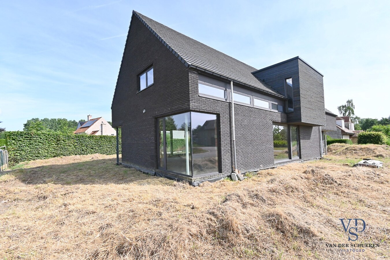 Eigentijdse woning (nog af te werken) te Vurste. 