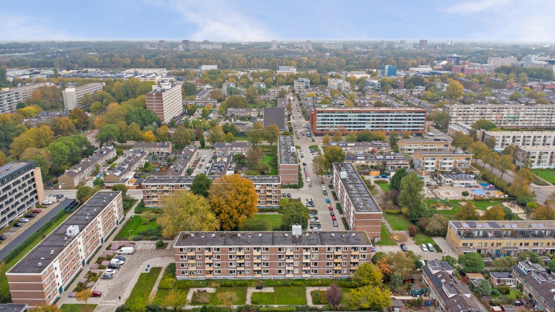 Instapklaar 3 (voorheen 4) kamer appartement op de vierde verdieping met moderne keuken en badkamer, balkon op het zuiden en berging in de onderbouw. 