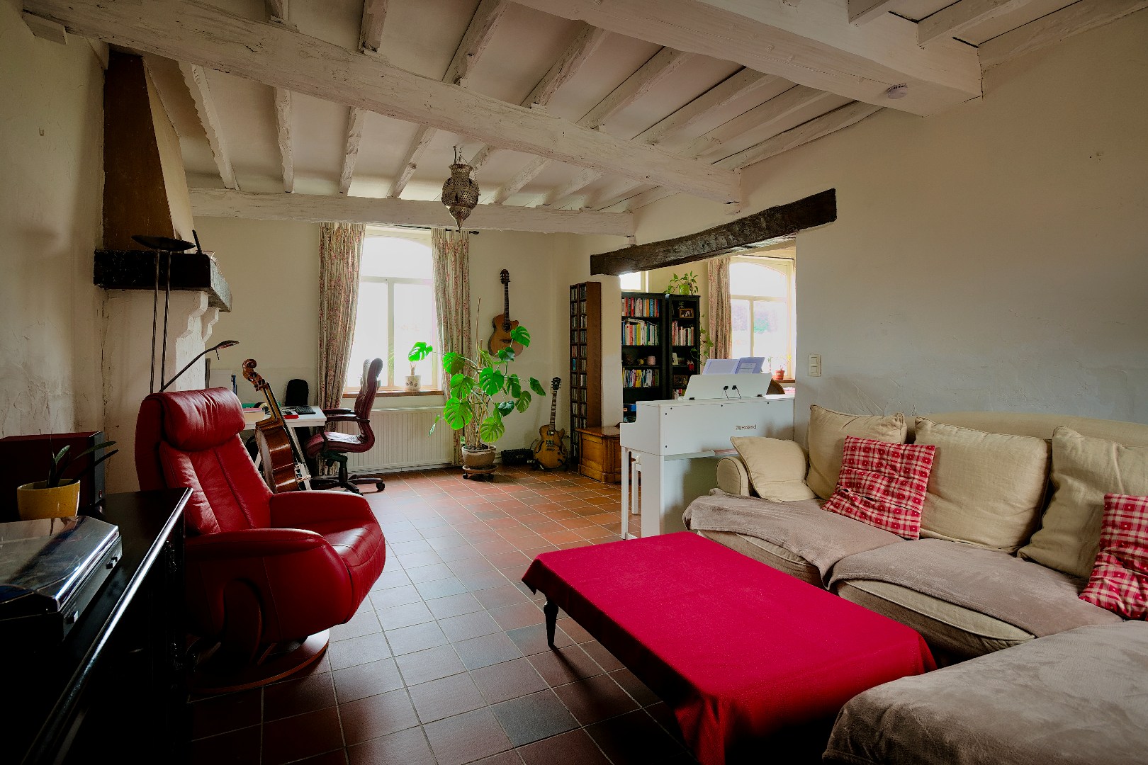 RUSTIG GELEGEN CHARMEHOEVE MET 3 SLAAPKAMERS, GARAGE EN TUIN 