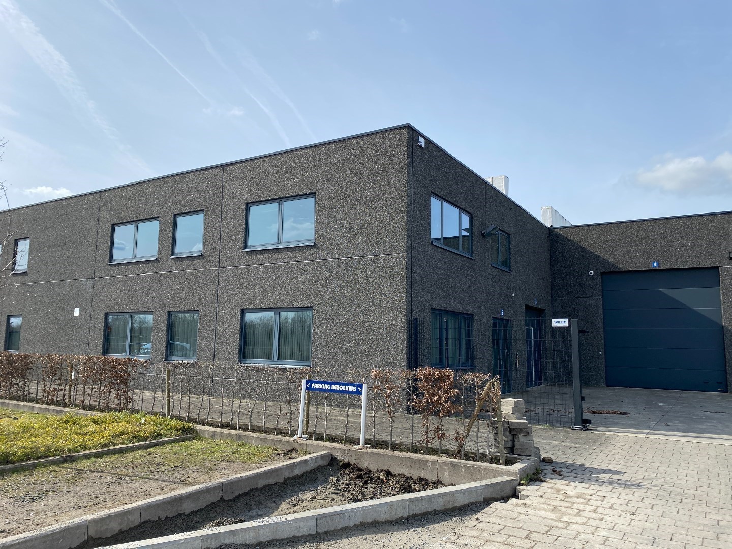 Kantoorruimte of atelier ruimte op de eerste verdieping met parkeerplaatsen te Olsene. 