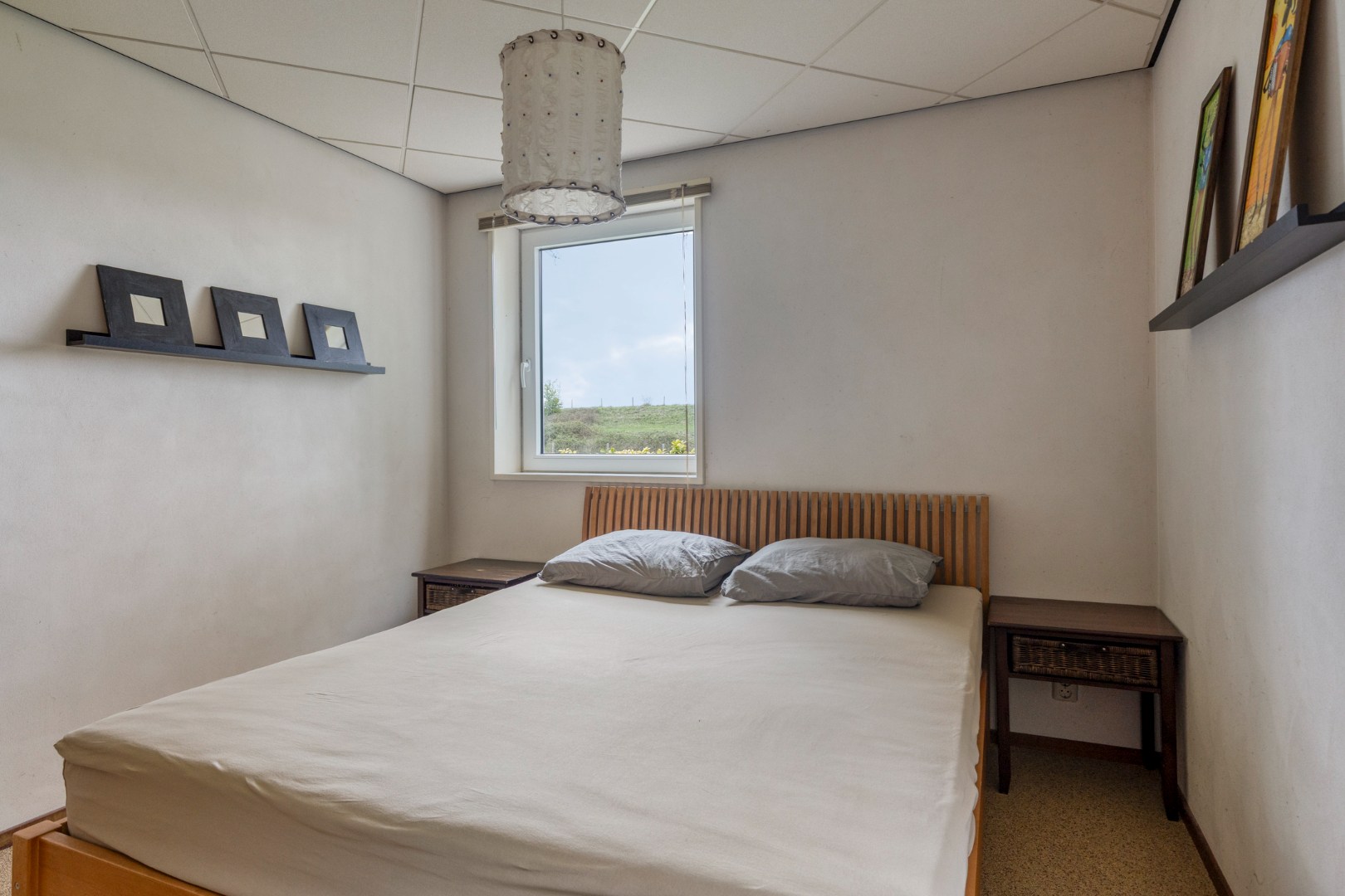 T.A. Makelaardij biedt aan: Op loopafstand (ca. 200m.) van het Veerse Meer staat deze rustig gelegen vrijstaande woning op een royaal perceel (860m2) aan een doodlopend straatje 