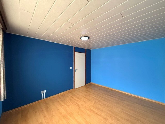 Halfopen woning met 3 slaapkamers, inpandige garage en mooie tuin in Kleine Brogel. 