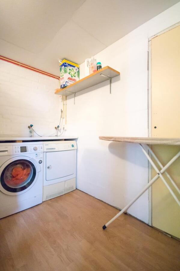 Sfeervolle en gunstig gesitueerde tweekapper met garage, berging en vrije achterom gelegen op 221 M². Deze woning ligt op loopafstand van het centrum van Hilvarenbeek. 