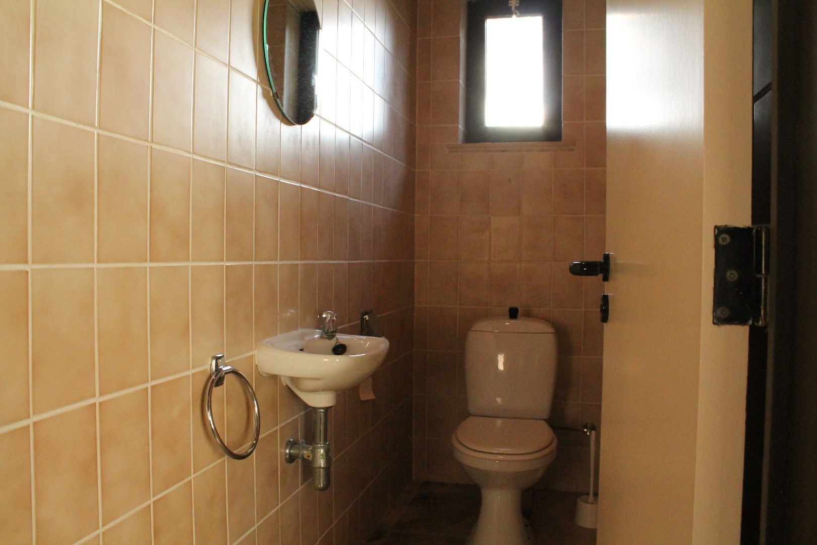 Commerciële ruimte van 134 m² met bijhorende parkingplaatsen 