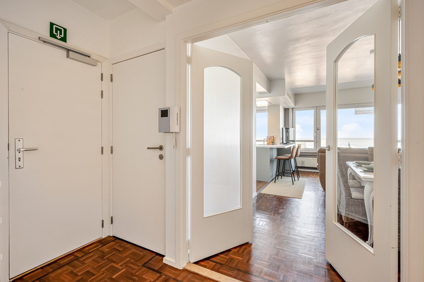 Ruim gerenoveerd 3 slaapkamer appartement met frontaal zeezicht op absolute toplocatie aan de Zeedijk in Blankenberge 