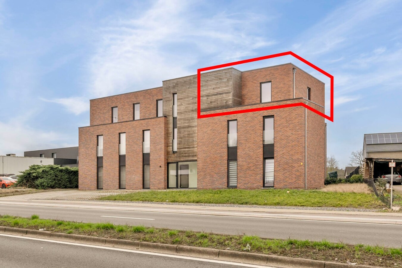 Recent duplex appartement met 2 slaapkamers en garage. 